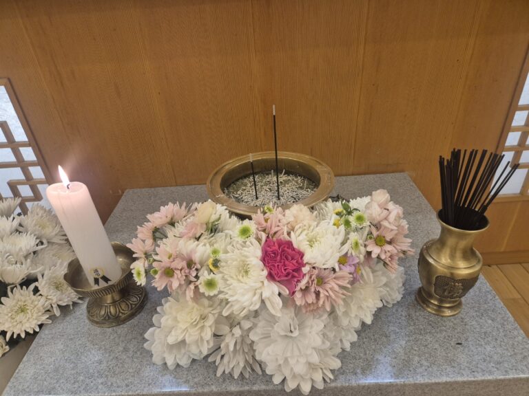 향로 앞 흰국화·핑크 포인트 추모 꽃장식