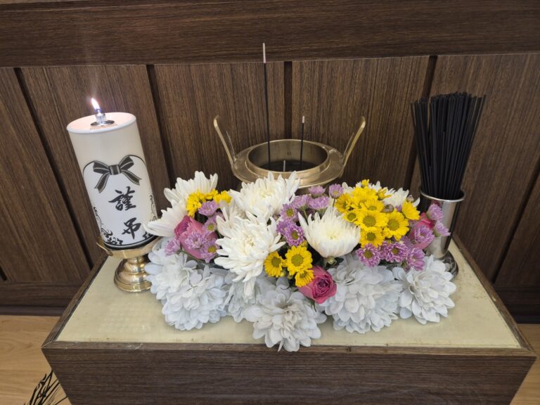 향로 좌우 국화 중심의 반달형 꽃장식
