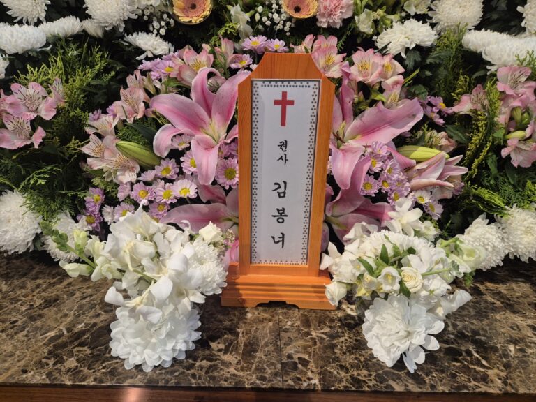 분홍 백합 중심의 위패 헌화 장식