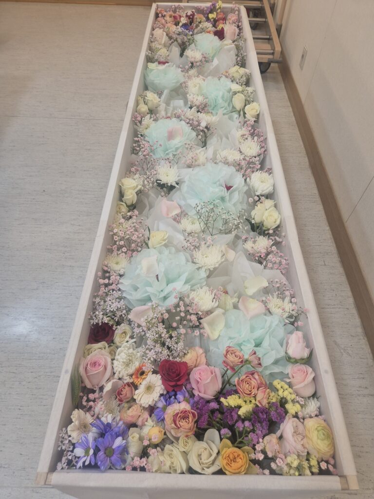 파스텔 혼합꽃과 민트 부직포 관내 바닥 장식