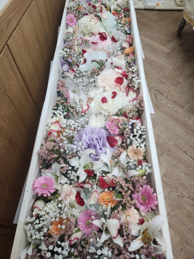 핑크·화이트 파스텔 혼합 관장식