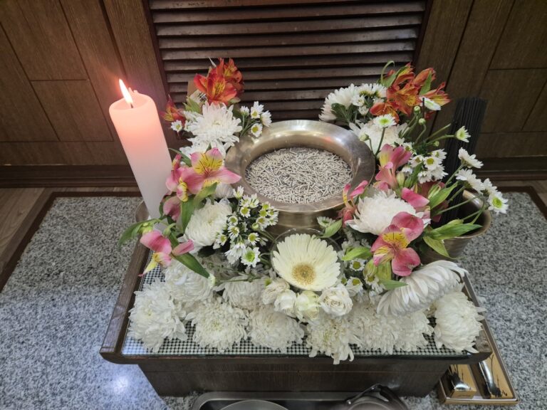 향로와 촛불을 감싼 백색 국화 장식
