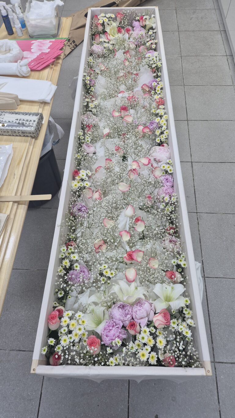 핑크·화이트 장례관 내부 꽃장식