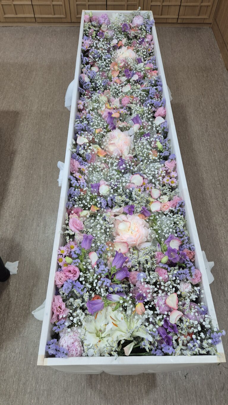 파스텔 톤 관 장식 플라워 디자인