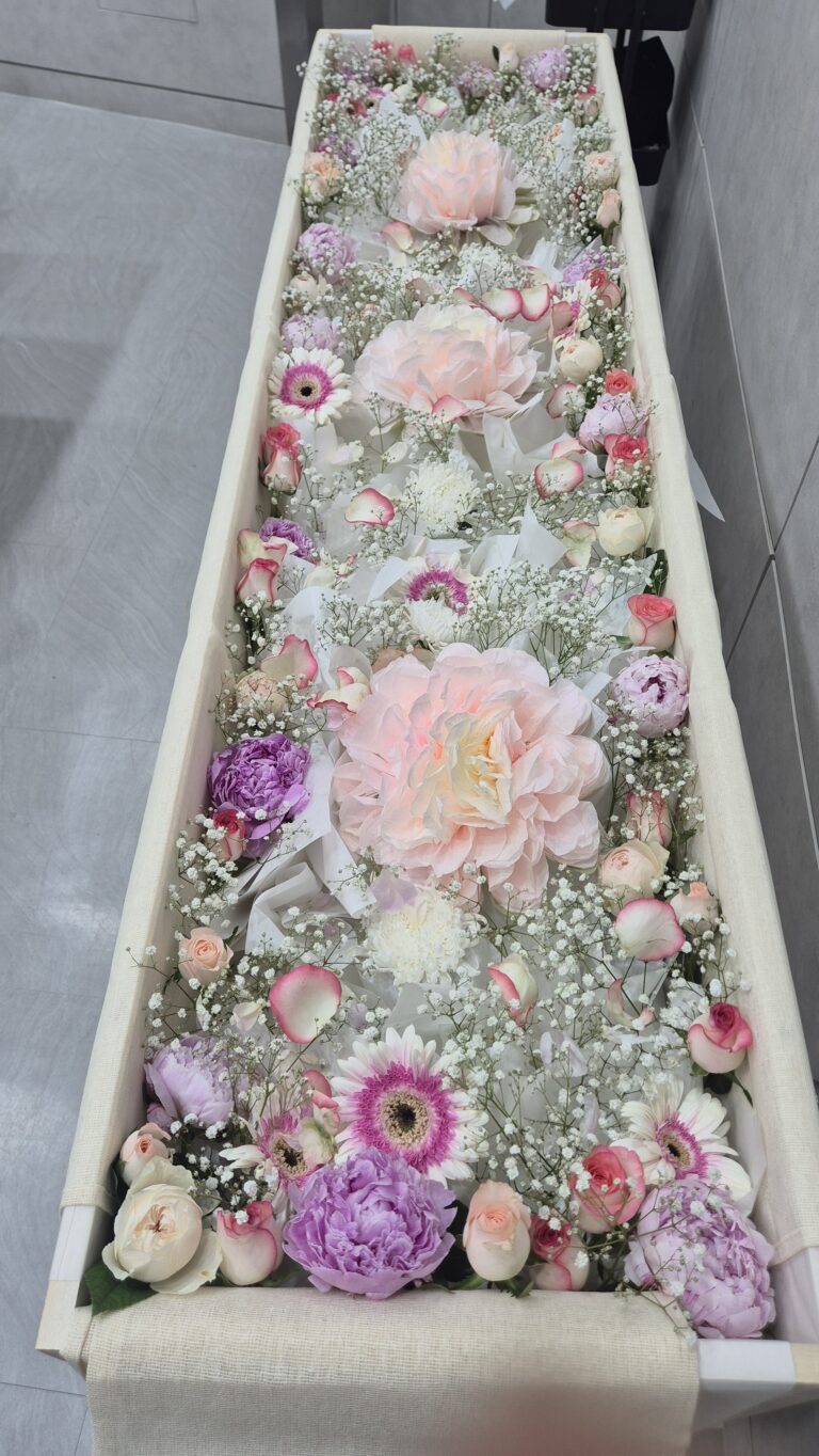 핑크·보라 톤 관 내부 꽃장식