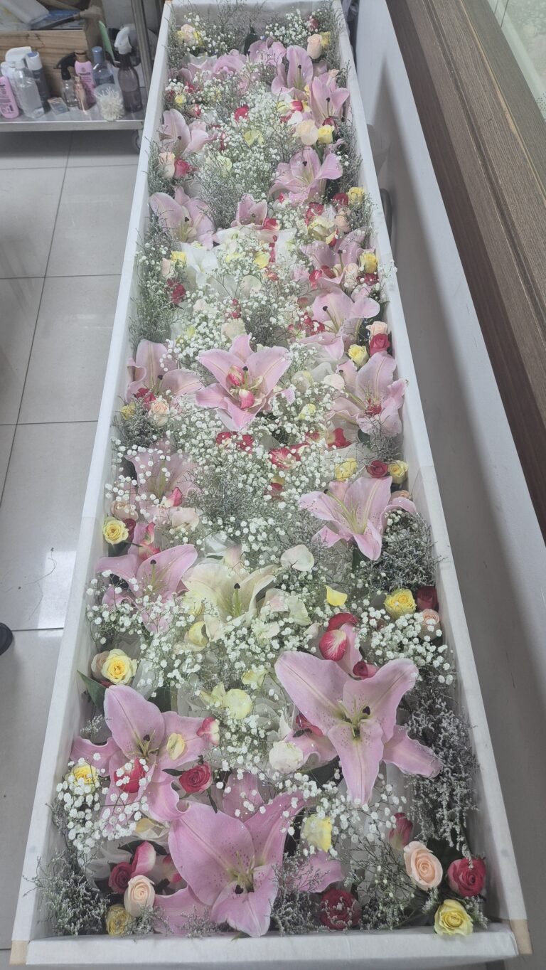 핑크 백합·장미의 풍성한 관 장식