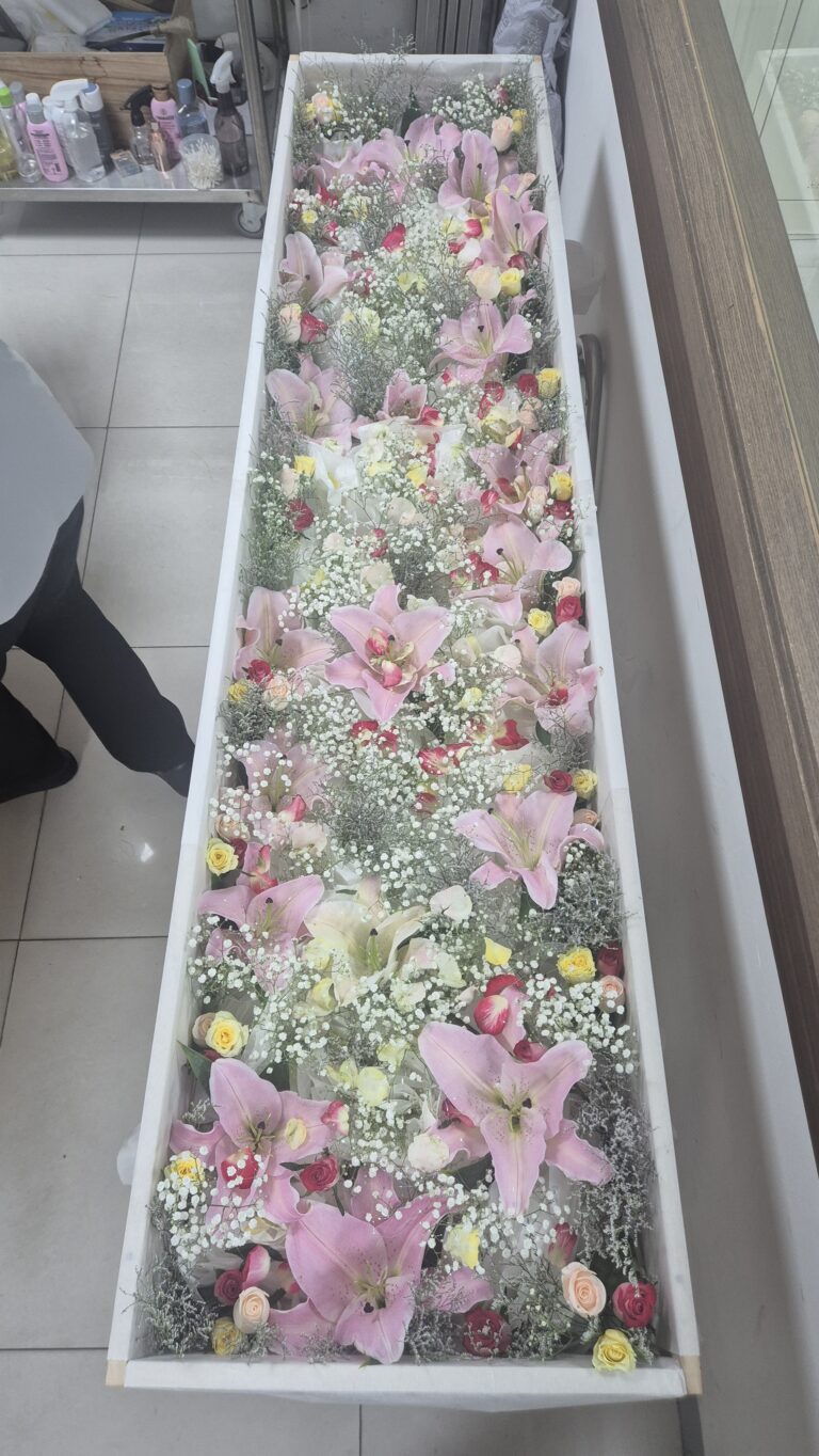 분홍 백합과 장미로 채운 꽃관 장식