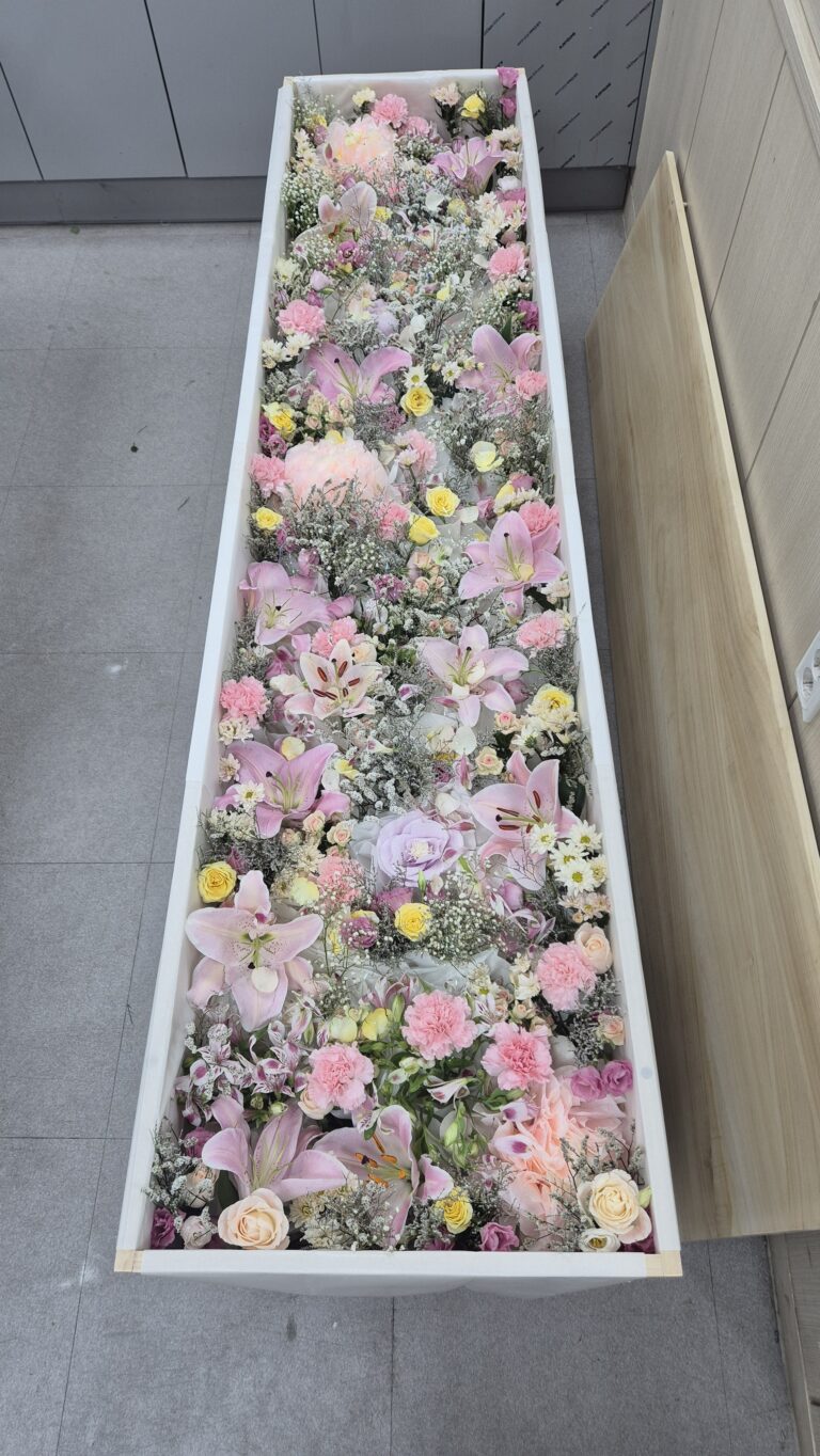 분홍 백합과 카네이션 관 내부 꽃장식