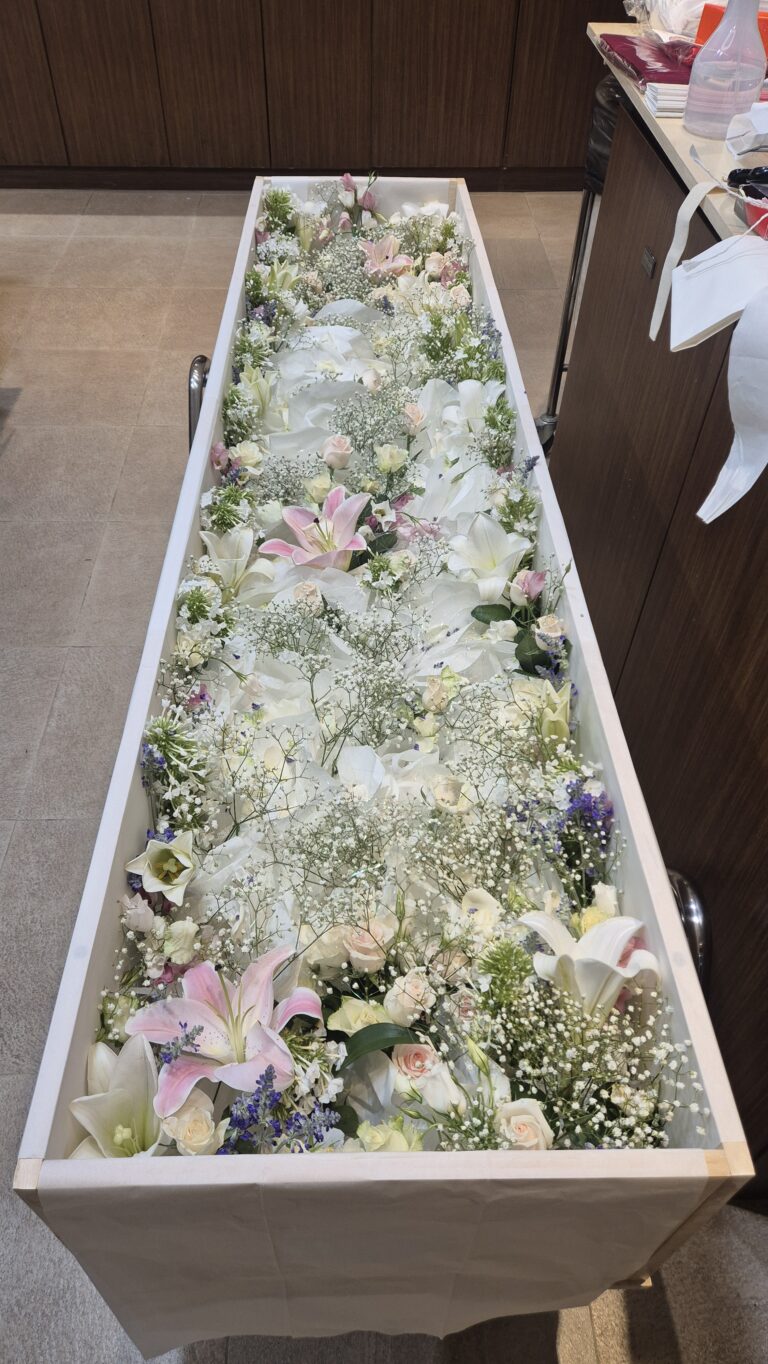 화이트·핑크 백합 관내 꽃장식