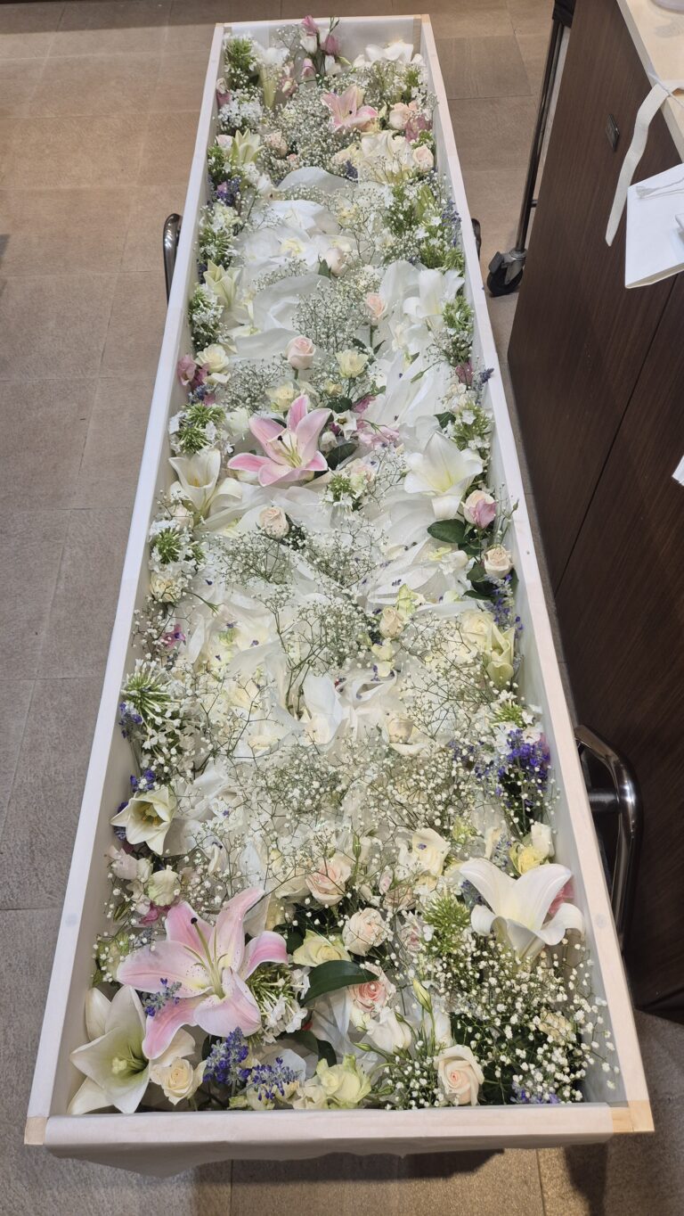 화이트·핑크 백합 중심 꽃관 장식