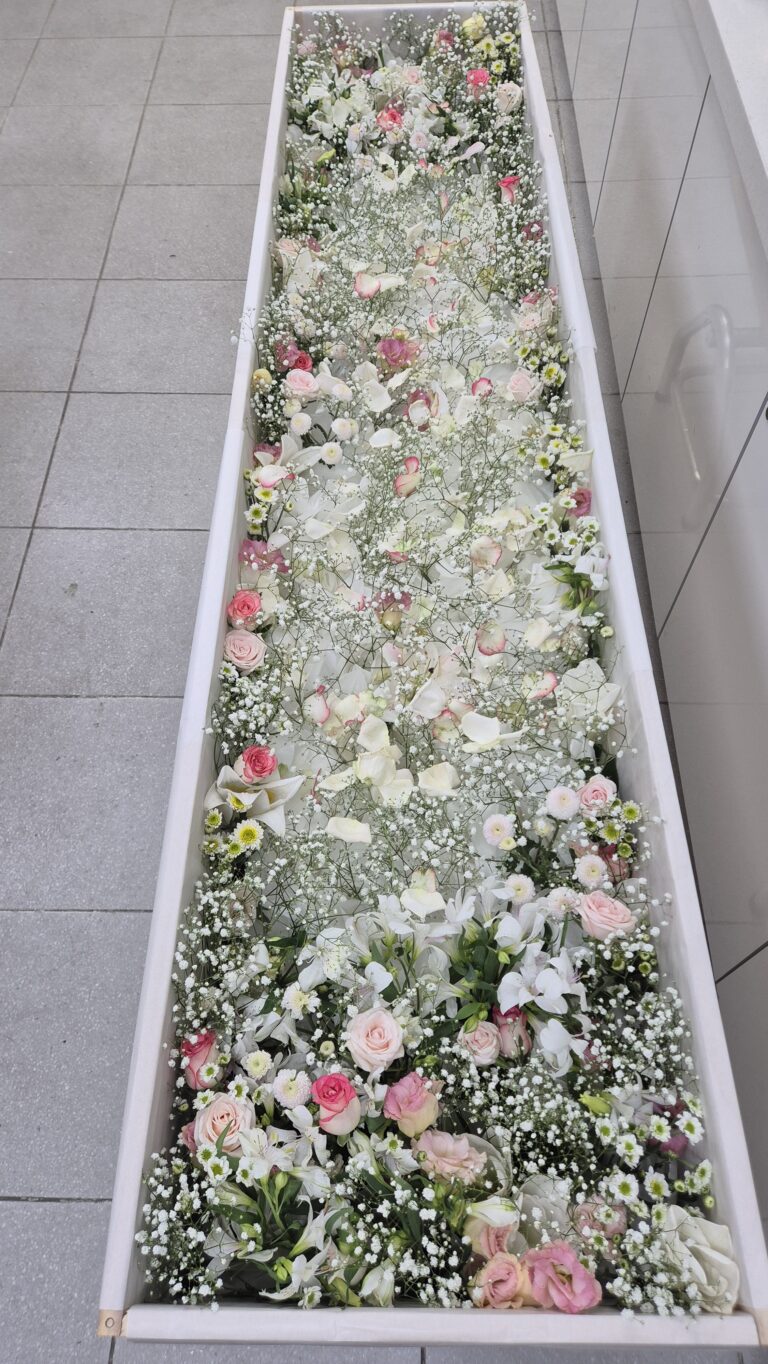 화이트·핑크 플라워 관 내부 장식