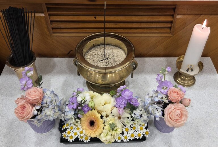 향로 앞 파스텔 플라워 제단 장식