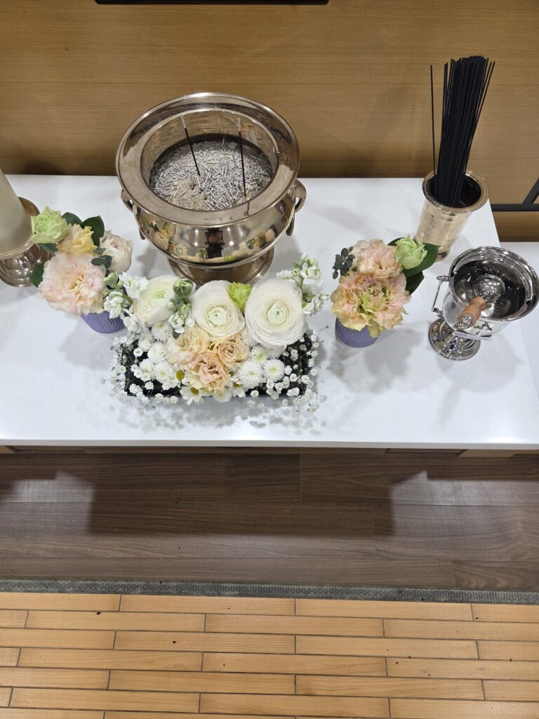 백색 라넌큘러스와 피치 향로 장식