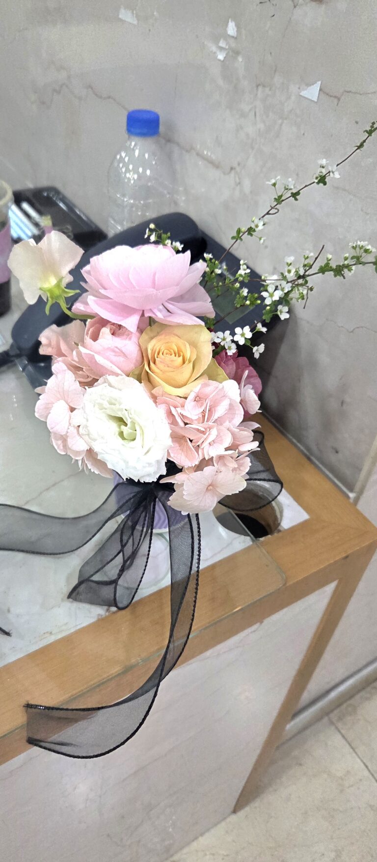 연핑크·피치톤 헌화용 검정 리본 장식 꽃다발