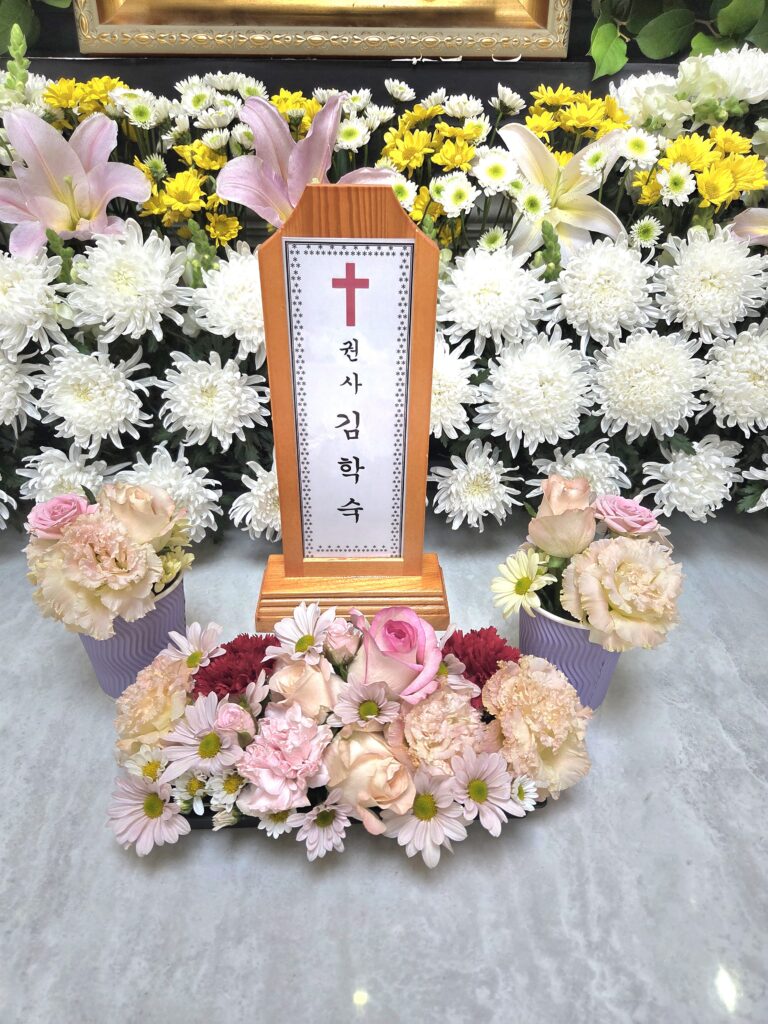 기독교 위패 앞 핑크 화병 꽃장식