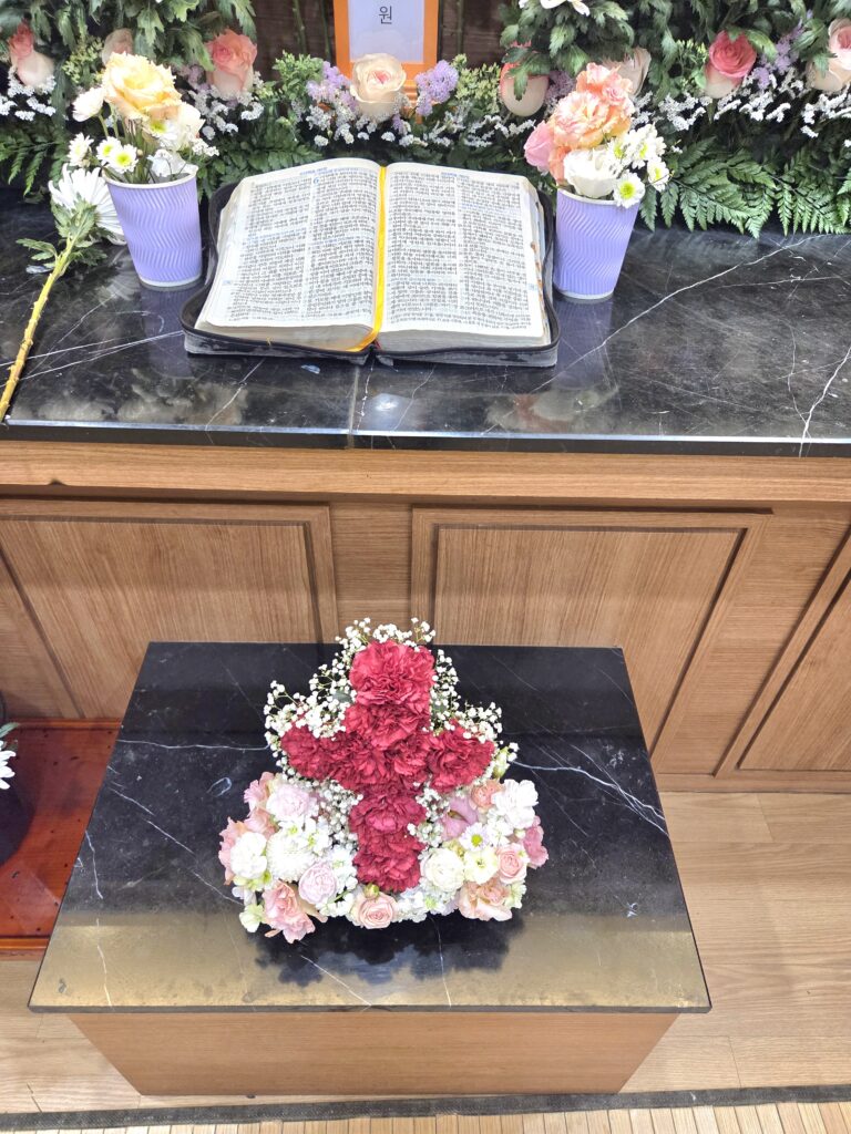 성경책 제단의 붉은 십자가 꽃장식
